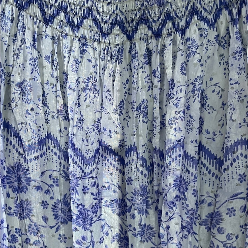 En Creme Floral Blue and White Flowy Boho Blouse Size Medium - Picture 8 of 11